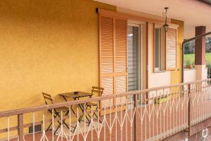 桑特伊阿的住宿－Piscina San Lorenzo，阳台的门廊配有桌椅