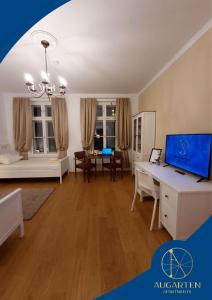 Il comprend un salon avec un bureau et une salle à manger. dans l'établissement Augarten Apartments, à Vienne