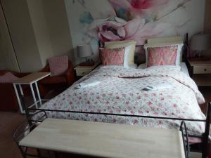 a bedroom with a bed with a pink flower wall at Hotel Golden Dragon in Dessel