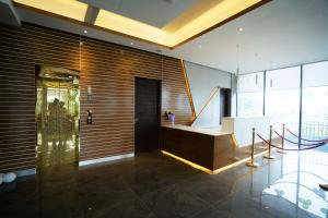 eine Lobby mit einer Holzwand und einer Treppe in der Unterkunft DERA Resort & Spa in Cox's Bazar