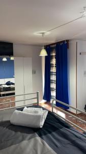 - une chambre avec un lit doté d'un rideau bleu dans l'établissement Guest House Vecchi, à Reggio d'Émilie