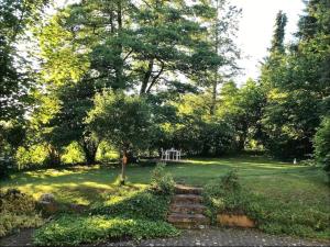 a garden with a staircase in the middle of a yard at Romantischer Villenteil in der Barock- und Musikstadt Ochsenhausen in Ochsenhausen