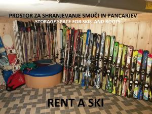 Er staan een paar ski's tegen een muur. bij Mama's House in Cerklje na Gorenjskem