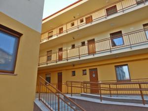 un edificio vacío con balcones a un lado en Berki Apartman, en Körmend