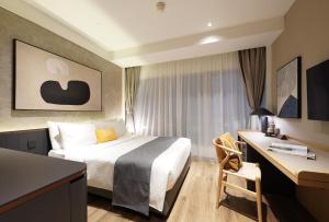 A bed or beds in a room at Dash Living on Prat