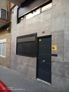 a building with a black door on the side of it at Precioso apartamento de 2 habitaciones. in Madrid