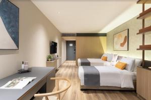 A bed or beds in a room at Dash Living on Prat