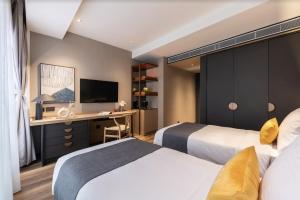 A bed or beds in a room at Dash Living on Prat