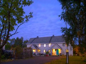 een paars huis met lichten aan de zijkant bij Lensmannsgården in Namdalseid
