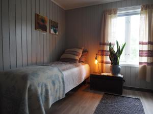 a bedroom with a bed and a window at Lensmannsgården in Namdalseid