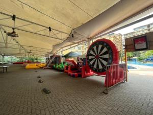 una habitación con un parque infantil con una rueda grande en Gold Coast Morib International Resort Studio Room, en Banting