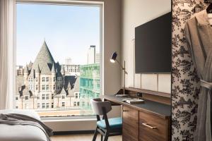 モントリオールにあるHyatt Centric Montrealのベッドルーム(デスク、大きな窓付)