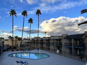 Bazén v ubytování Studio 6 Suites Mesa AZ Near Downtown & Sloan Park nebo v jeho okolí