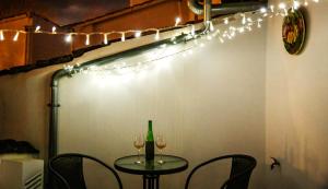 uma mesa com copos de vinho e luzes em Casa rural la balsa em Anna