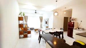 kuchnia i salon ze stołem i krzesłami w obiekcie The Quintet Condominium 3-1 w mieście Tanah Rata