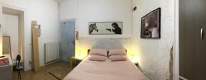 A bed or beds in a room at aKasa di Flock