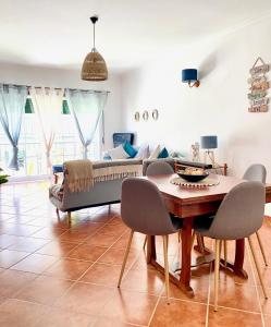 ein Wohnzimmer mit einem Tisch und einem Sofa in der Unterkunft Sweet Home of Cabanas in Conceição