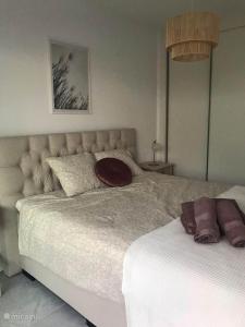 ein Schlafzimmer mit einem großen weißen Bett mit zwei Kissen in der Unterkunft Casa Buena Vida in Finestrat