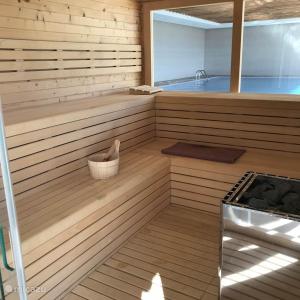 eine Sauna mit Badewanne und Waschbecken in der Unterkunft Casa Buena Vida in Finestrat