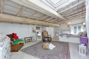 sala de estar con techo abovedado y sofá en Villa Tramonto, en Querce