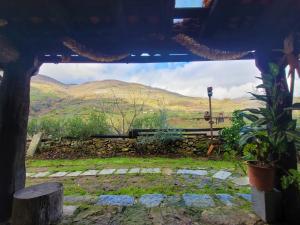 Cette maison offre une vue sur la montagne depuis sa fenêtre. dans l'établissement Casas Rurales El Cerro y El Cerezo, à Navaconcejo