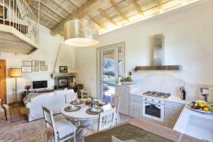 cocina y sala de estar con mesa y sillas en Villa Tramonto, en Querce