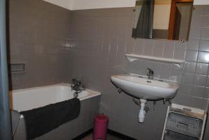 y baño con lavabo y bañera. en Le cloiset, en Châtillon-sur-Cluses