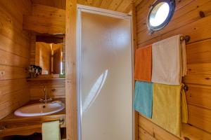 un bagno con lavandino e specchio di Les Roulottes Pomponnaises a Saint-Pompont
