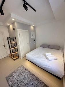 1 dormitorio con 1 cama con 2 toallas en Deer Hostel & Hotel, en Antalya