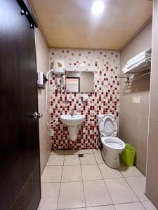 y baño con aseo y lavamanos. en FengChia FUN House en Taichung