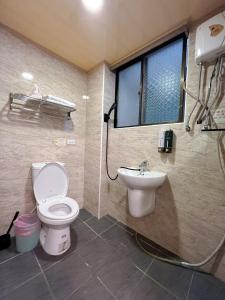 y baño con aseo y lavamanos. en FengChia FUN House, en Taichung