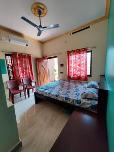 Ένα ή περισσότερα κρεβάτια σε δωμάτιο στο Balaji Homestay