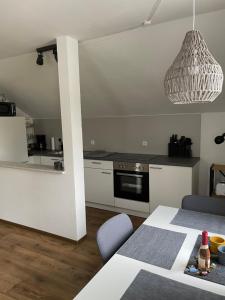 een keuken met een tafel en een eetkamer bij Ferienwohnung Ela in Bad Kissingen