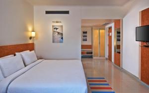 TV a/nebo společenská místnost v ubytování Nirwana Hometel Jaipur- A Sarovar Hotel