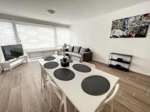 una sala de estar con una mesa y un sofá en tirou 5 centre - gare - aéroport, en Charleroi