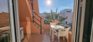 A balcony or terrace at Homes of Spain, Apartamentos Paraíso, Ed Tahiti, Atico A a pie de Playa, piscina privada en solárium, WI-FI