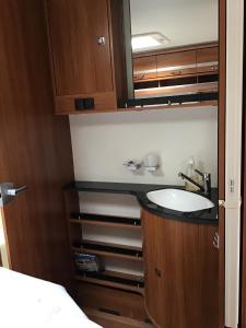 Gezellige luxe caravan met zwembad in zuid- Bourgogne tesisinde bir banyo