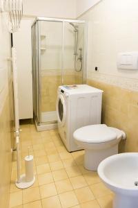 ein Bad mit einer Dusche, einem WC und einem Waschbecken in der Unterkunft N213 - Numana, nuovo bilocale in centro in Numana