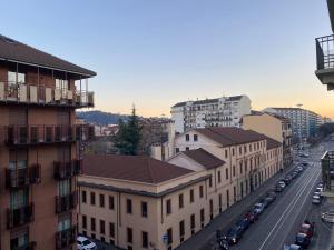 eine Luftansicht einer Stadt mit Gebäuden und Autos in der Unterkunft Nice104 in Turin