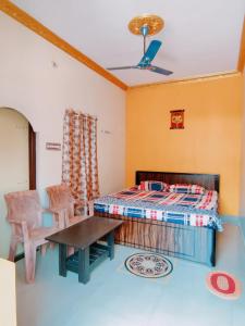 Ένα ή περισσότερα κρεβάτια σε δωμάτιο στο Balaji Homestay