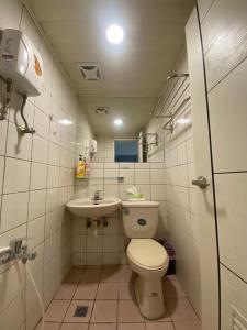 Baño pequeño con aseo y lavamanos en Fengjia Gift Box Homestay, en Taichung