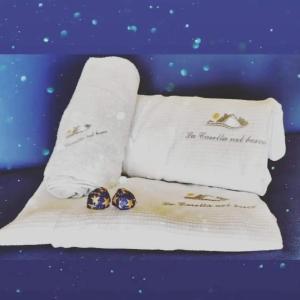 zestaw trzech białych ręczników z dwoma pierścieniami w obiekcie La Casetta nel Bosco w mieście Ischia