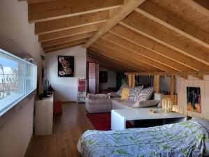 a living room with a bed and a couch at Charmant loft situé à 10 minutes de Vercorin in Rechy