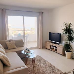 Televízia a/alebo spoločenská miestnosť v ubytovaní Beach Front Sea View Punta Prima
