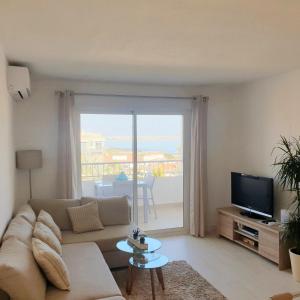 Televízia a/alebo spoločenská miestnosť v ubytovaní Beach Front Sea View Punta Prima