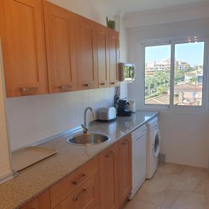 Kuchyňa alebo kuchynka v ubytovaní Beach Front Sea View Punta Prima