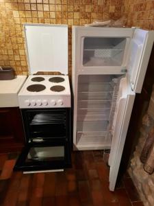 Kuchyň nebo kuchyňský kout v ubytování Traditional Charentais cottage in countryside 25 minutes from Royan + 13 fotografií