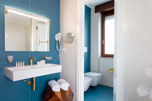 uma casa de banho com um lavatório e um WC em Experience Boutique Hotel - Villa Cimmino em Castellammare di Stabia