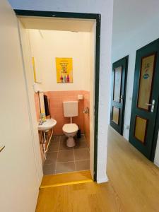 a bathroom with a toilet and a sink at PUB 111 - Die Altstadt Unterkunft in Miltenberg