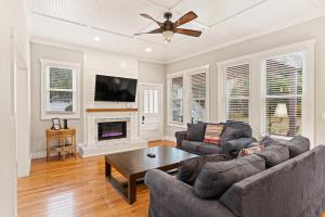 Μια τηλεόραση ή/και κέντρο ψυχαγωγίας στο Sea Side Inn - 4219 Second Street